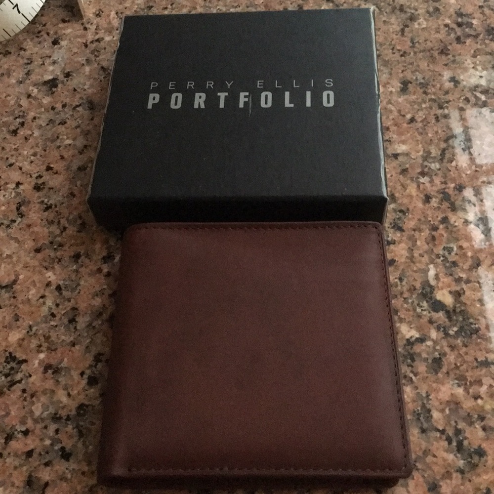 NIB Perry Ellis brown leather men’s wallet.